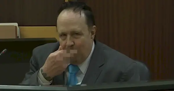 Josephas Zieleris apvertė paukštį, duodamas parodymus gindamasis dvigubos žmogžudystės teisme. (Ekrano kopija: WINK)