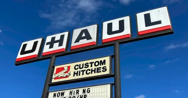 Et U-Haul-skilt, mandag 30. januar 2023, i Los Angeles. (Kirby Lee via AP)