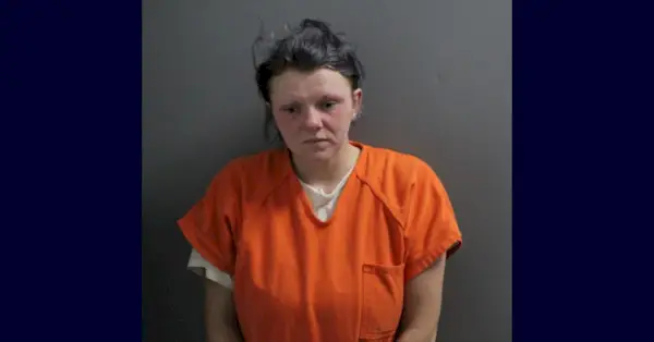 写真のステイシー・ニコール・ヒックマンはデビッド・サザーランドを殺害し、彼の車を盗んだ、と議員らは述べた。 (マグショット: フルトン郡保安官