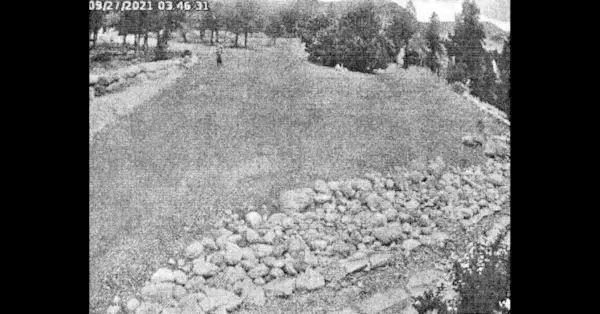 На изображении камеры наблюдения, встроенном в показания об аресте в округе Чаффи, штат Колорадо, предположительно видно, как Шошона Дарк вдалеке приближается к дому, ранее принадлежавшему Барри Морфью.