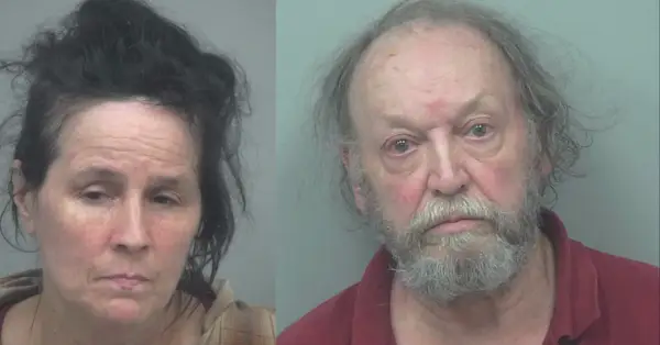Jennifer Keenan en Jay Carswell vochten met agenten buiten een Walmart in Duluth, Georgia, nadat Keenan een spuit in een klant had gestoken, zei de politie. (Mugshots: politie van Duluth)