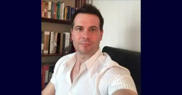 L'ancien officier de la CIA, Brian Jeffrey Raymond, a plaidé coupable à un certain nombre d'accusations d'agression sexuelle après que les procureurs ont déclaré qu'il avait abusé de femmes pendant plus d'une décennie dans plusieurs pays. Photographie gracieuseté du FBI.