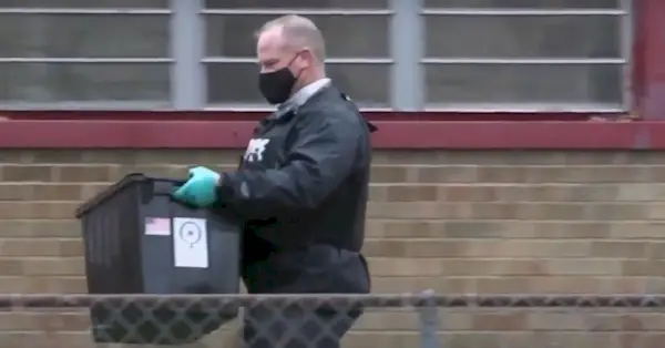 Betlkrīkas policija izvāc pierādījumus no dzīvesvietas, kurā Čads Alens Rīds nošāva divus savus īrniekus. 2023. gada 6. oktobrī žūrija atzina Rīdu par vainīgu divās apsūdzībās par slepkavībām. Screengrab YouTube Fox saistītais uzņēmums WXMI.