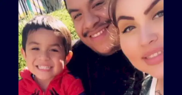 Auf einem undatierten Facebook-Foto erscheint Noah Cuatro mit seinen Eltern, die ihn ermordet haben