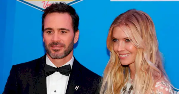 Na tym zdjęciu z pliku z 2 grudnia 2016 r. Jimmie Johnson i jego żona Chandra Johnson pozują na czerwonym dywanie przed wręczeniem nagród w wyścigach samochodowych NASCAR Sprint Cup Series w Las Vegas. (AP Photo/John Locher)