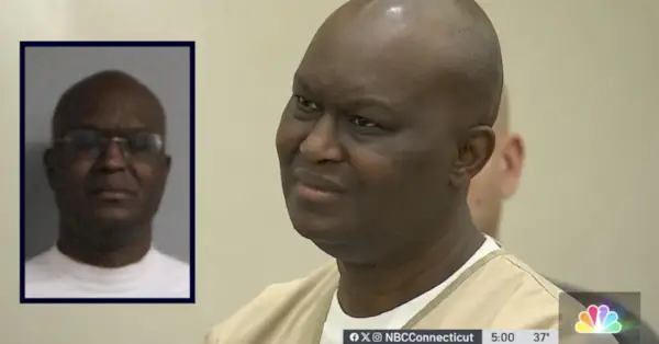 レナード・ムフィガが出廷し、顔写真を撮影