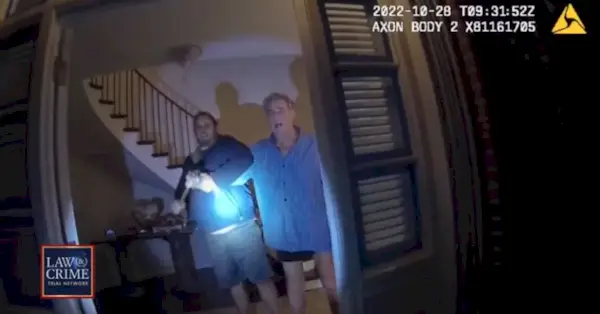 Zdá se, že záběry z kamery nošené na těle ukazují Davida DePapea a Paula Pelosiho sekundy předtím, než DePape zaútočí na Pelosiovou kladivem (přes CrimeSeries).