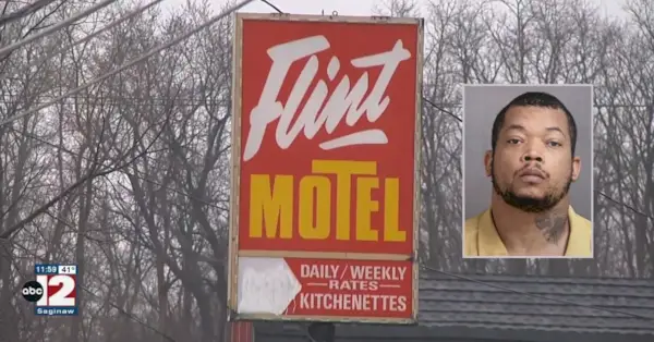 Christopher Astin Motry staje w obliczu morderstwa pierwszego stopnia i innych zarzutów w związku z zabójstwem Christiny Elizabeth Barber. (Zrzuty ekranu z ABC12/YouTube)