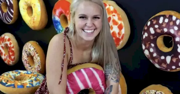 Sativa Transue šypsosi nuotraukoje