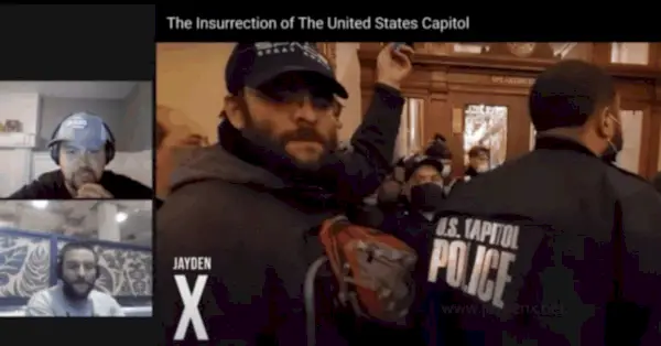 En una captura de pantalla d'un podcast proporcionat als registres judicials pel Departament de Justícia, els fiscals diuen que l'acusat del 6 de gener, Taylor Taranto, es va identificar alegrement en imatges de l'interior del Capitoli el 6 de gener, cridant a crits.