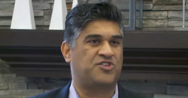 Parth Gandhi hovorí s KSTU v rozhovore o psychedelikách v roku 2020. Polícia tvrdí, že 13. mája 2023 zabil svojho syna Óm Gándhího a potom seba. (Snímka obrazovky: KSTU)