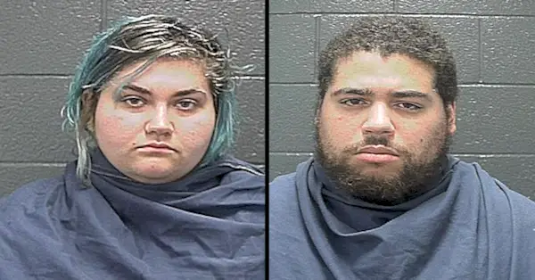 Sage Angel Rose Wright (po lewej) i Christian Miguel Bishop-Torrence (po prawej) pojawiają się na zdjęciach zrobionych w więzieniu Wichita Co. w Teksasie.