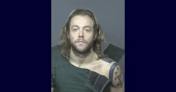 Tyler James Dazey asesinó a su madre, Jennifer Ann Dazey, en su casa en Dubuque, Iowa, dice la policía. (Foto policial: Sheriff del condado de Dubuque