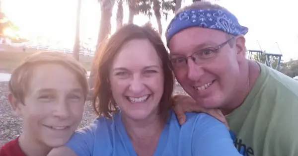 Dima James Tower mördade sina adoptivföräldrar, Robbie James Tower och Jennifer Christine Tower, den 31 augusti 2023, uppger polisen. Paret dyker upp till höger på en bild som Jennifer Tower lade upp på Facebook den 5 oktober 2016 och tillkännager henne och hennes man