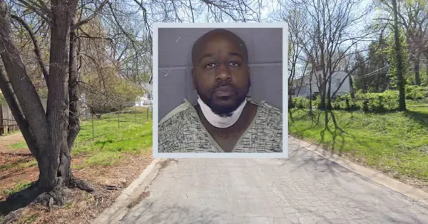 מנטוניה דאנקן (C) מופיע מול הרחוב בו נורתה אשתו ונהרגה