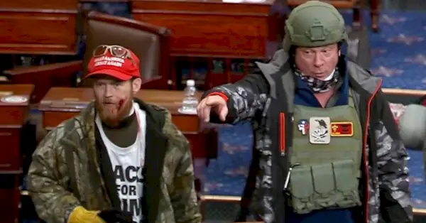 Cette image tirée d'une vidéo de la télévision du Sénat, contenue dans le ministère de la Justice