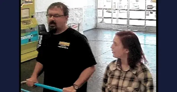 Tad Cummins y Elizabeth Thomas fueron capturados por una cámara de seguridad en una tienda Walmart de Oklahoma mientras Thomas estaba desaparecido y Cummins huía. (Imagen vía TBI).