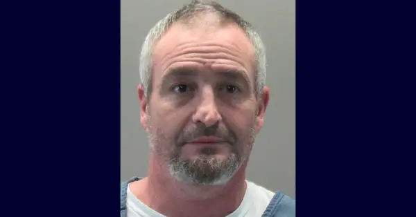 PLIK — to niedatowane zdjęcie z pliku dostarczone przez więzienie hrabstwa Montgomery przedstawia Donovana Crowl. Crowl i Jessica Watkins, oboje z Ohio, zostali aresztowani 18 stycznia 2021 r. Watkins i Crowl, dwaj samozwańczy członkowie milicji, stoją przed federalnymi zarzutami udziału w ataku na Kapitol USA 6 stycznia 2021 r. Co najmniej 10 mieszkańców stanu Ohio zostało oskarżonych w związku ze śmiercionośnym powstaniem na Kapitolu 6 stycznia po zidentyfikowaniu ich przez media społecznościowe i nagrania z monitoringu przekazane FBI. W grupie tej znajdują się osoby powiązane z grupą milicji Oath Keepers, którym postawiono zarzuty, które zaplanowali i wspólnie koordynowali podczas ataku. (Więzienie hrabstwa Montgomery za pośrednictwem AP, plik)