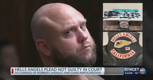 Членам целого отделения «Ангелов ада» в Бейкерсфилде, штат Калифорния, предъявлено множество обвинений, включая похищение людей, грабежи и уголовные угрозы. Один из подозреваемых, Джошуа Вон (фото на заднем плане), предстает в суде. (Фотографии доказательств от шерифа округа Керн