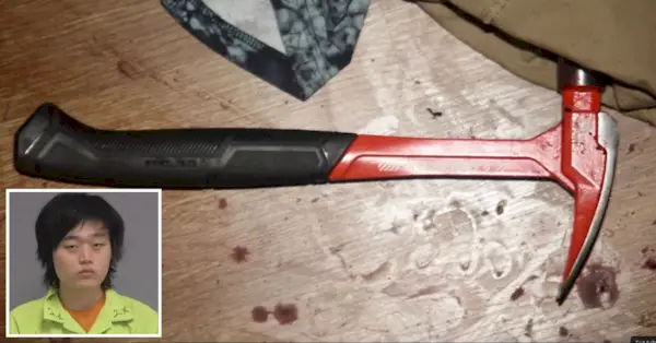 エドワード・カンとオンラインビデオゲーム紛争で他人を攻撃するために使用したとされるハンマー（ナッソー郡保安官）