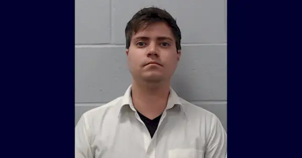 טיילר דן טאונסנד נידון ל-30 שנות מאסר בגין החזקת פורנוגרפיית ילדים וצילום בסתר תמונות מצמררות של קטינים. (צילום: Hays County Jail)