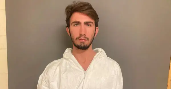 Tyler Shipper aurait tué son père. (Photo d'identité : service de police d'Irvine)