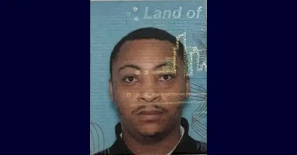 Myron Faith Bowie satte eld på sin flickvän, sa deputerade. (Bild: Kenosha County Sheriff