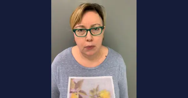 על פי החשד, וריטי בק ירתה בראשה של הוריה הקשישים ריד בק ומרים בק, ולאחר מכן ביתרה את גופותיהם, ככל הנראה באמצעות מסור חשמלי. (צילום באמצעות התובע המחוזי של מחוז מונטגומרי)