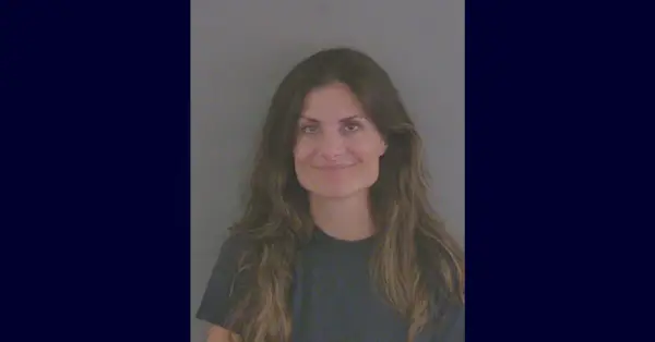 Amanda Ferragamo ha aggredito un uomo e una donna dopo averli visti fare stretching a bordo di una piscina, hanno detto gli agenti.