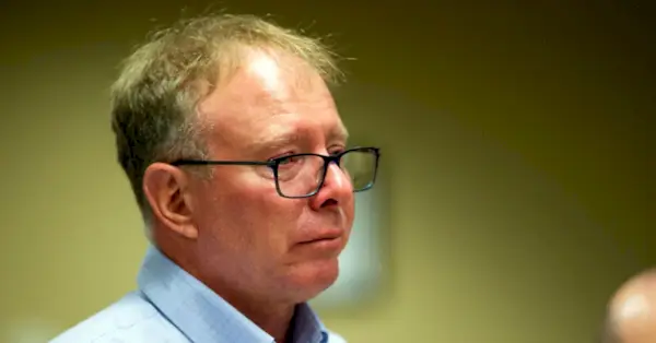 딸에게 약을 먹인 혐의로 기소된 마이클 메이든