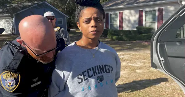 Kianna Aiesha Renee Davis sent arrestada (fiscal de districte del comtat de Houston