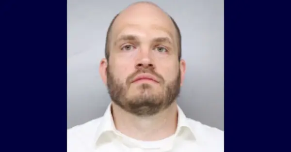 Brian Karr dukker op i et mugshot