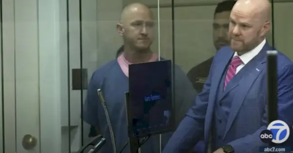 Joseph Emerson es presenta al tribunal