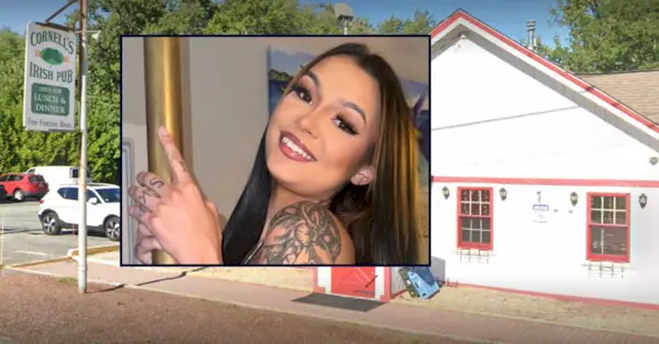 コーネル大学の写真にはめ込まれた写真の中に、デスティニ・デコフが微笑みながら写っている