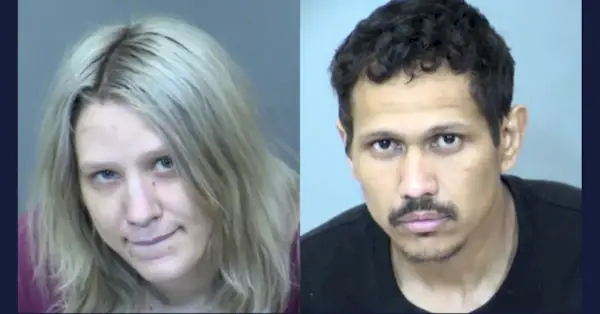 Chloe Sergentová (L) a Keola Wimbish (R) se objevují v mugshotech