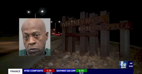 Freddie Wright enfrenta cargos por la muerte de Janell Bowen. (Captura de pantalla de la escena del crimen de KLAS-TV/YouTube; fotografía policial de la policía de Henderson)