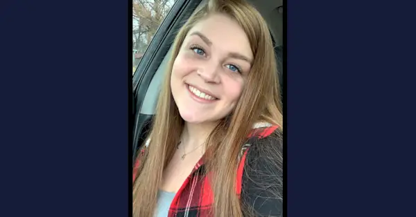 イリノイ州オルトン警察署が共有するソーシャルメディア画像にリーゼ・A・ドッドが映っている。