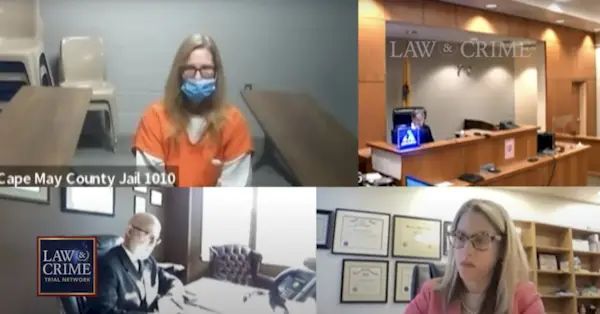 Marylue Wigglesworthová viditeľne reaguje s opovrhnutím, keď sudkyňa opäť popiera kauciu za priznanú vraždu svojho manžela-politika na Vianoce, o ktorej tvrdí, že išlo o sebaobranu