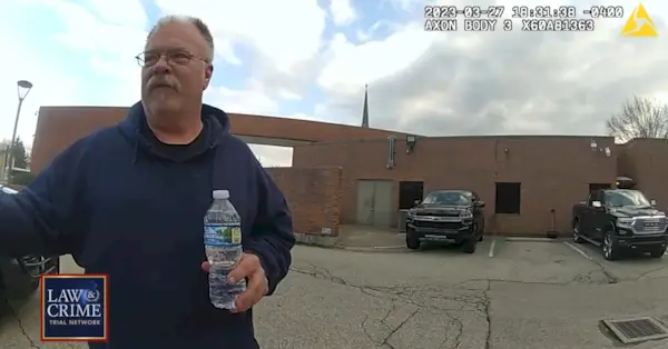 男は警官に向かって歩いて行き、誤って「旧友」を撃ち殺したと言った、今度は殺人罪で起訴される