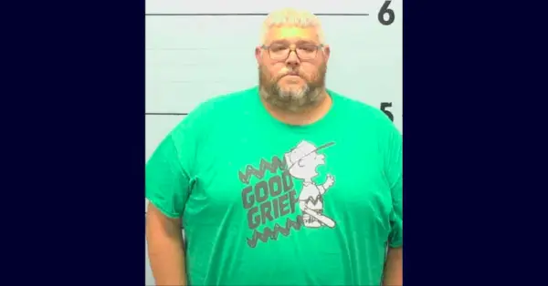 Aaron Doyle Mirtsching verschijnt in een mugshot