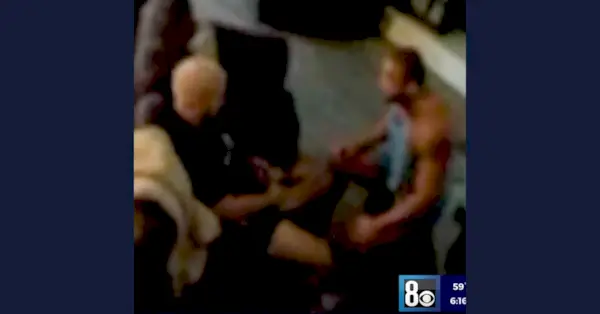 Kadrs, kurā Džino Džulians it kā runā ar Āronu Čavesu tieši pirms Čavesa