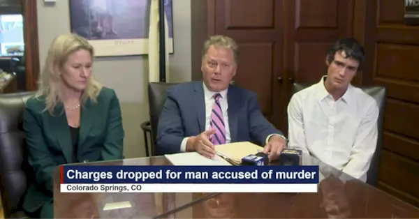 Mails Džeimss Kērbijs (R) kopā ar viņa advokātiem Danielu Keju (C) un Sindiju Haitu (L)