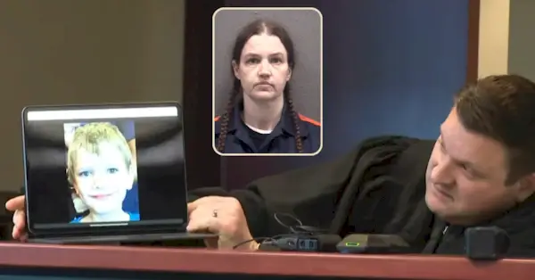 Sudca Matthew R. Kacel ukazuje fotku Timothyho Fergusona na súde 23. januára 2023.