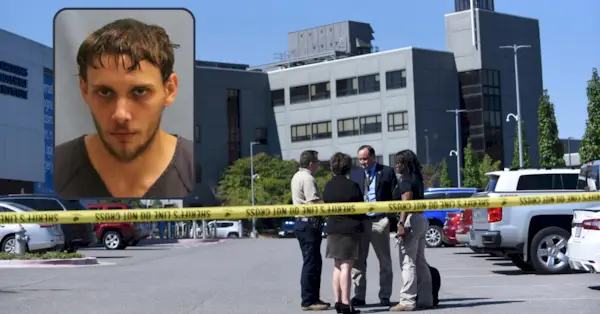 Wetshandhavers en ziekenhuisfunctionarissen praten met elkaar op een commandopost die is opgezet tijdens een actieve schuttersituatie, woensdag 28 september 2022, bij het CHI St. Vincent North in Sherwood, Ark. De autoriteiten hebben de schutter sindsdien geïdentificeerd als Raymond Allen Lovett. Jr. (Afbeelding van het ziekenhuis: Staci Vandagriff/The Arkansas Democrat-Gazette via AP; mugshot: aanklager van Pulaski en Perry County)