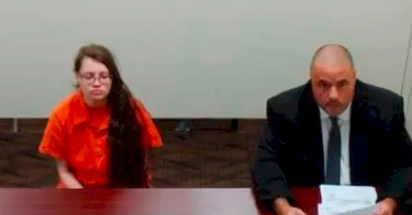 Adriana Rivas (V) møter i retten sammen med sin advokat (R)