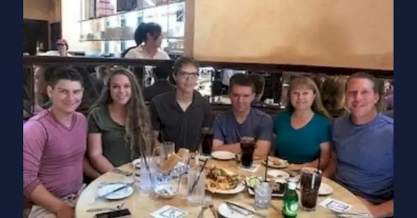 Džonatans Ruiss, Bretaņa Kologi, Stīvens Kologi jaunākais, Skots Kologi, Linda Kologi un Stīvens Kologi vecākais ir redzami ģimenes fotoattēlā, kas iesniegts kā pierādījums.