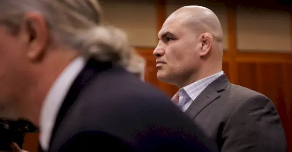 2022年11月21日月曜日、カリフォルニア州サンノゼのサンタクララ郡司法庁舎に、一緒に出廷したエドワード・スーザ弁護士とともに罪状認否に出廷するケイン・ベラスケス（右）。サンノゼを本拠地とする元UFCチャンピオンのベラスケスは、自分の子供に性的虐待をしたとして告発された男性に発砲した罪で起訴された。 （画像：菅野大/Bay Area News Group via AP、プール）