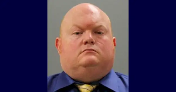 Džeisons Maikls Kollijs parādās fotogrāfijā