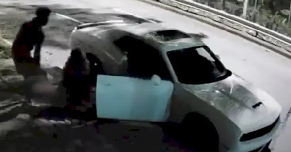 Stebėjimo filmuota medžiaga, kurioje Charlesas tempia Vanessa Pierre