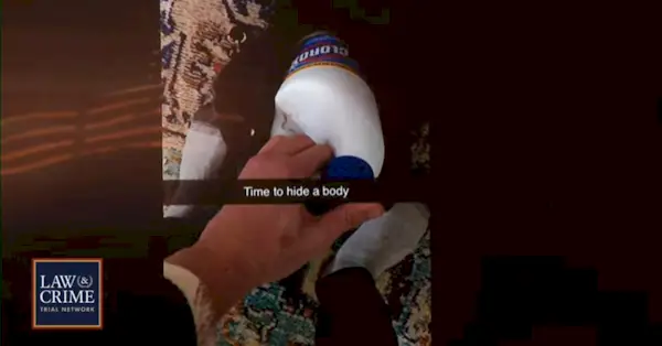 Jeremy Goodale devant le tribunal le 14 novembre 2023, pour le premier jour de son audience de détermination de la peine. Sa victime du meurtre, Nohema Graber, est photographiée à droite. (Capture d'écran de Goodale : CrimeSeries ; image de Graber : Ville de Fairfield, Iowa)